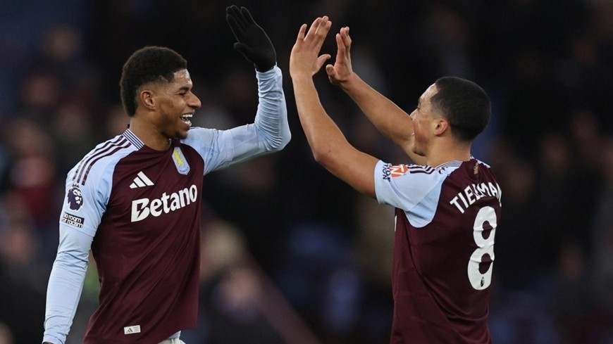 Rashford (trái) ăn mừng bàn thắng cùng đồng đội. Ảnh: avfc.co.uk 