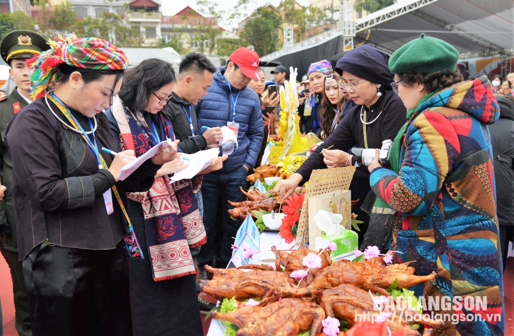 Ban Giám khảo chấm điểm phần thi quay vịt