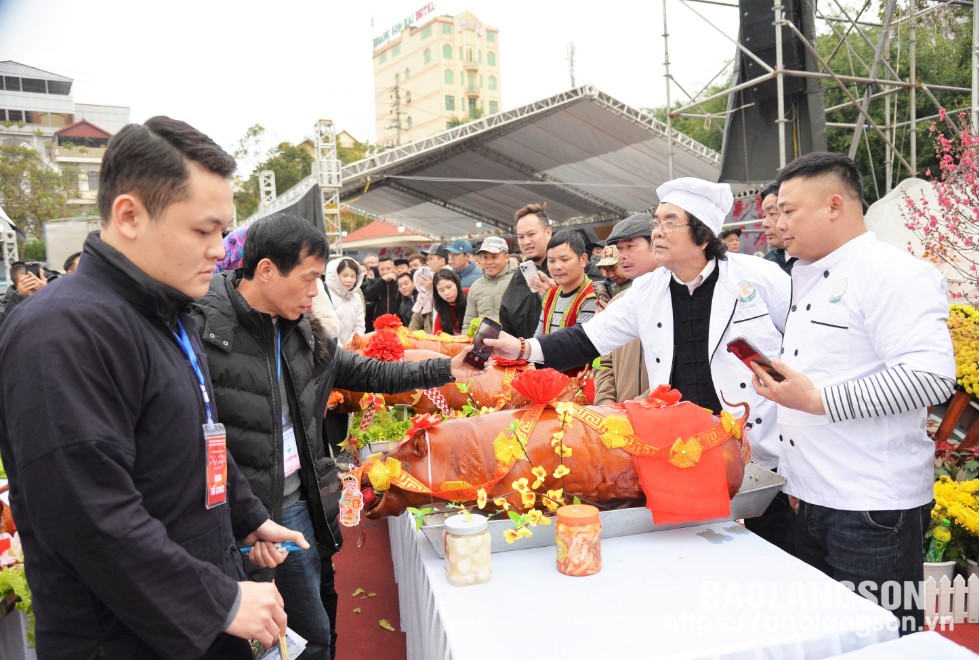 Ban Giám khảo chấm điểm phần thi quay lợn