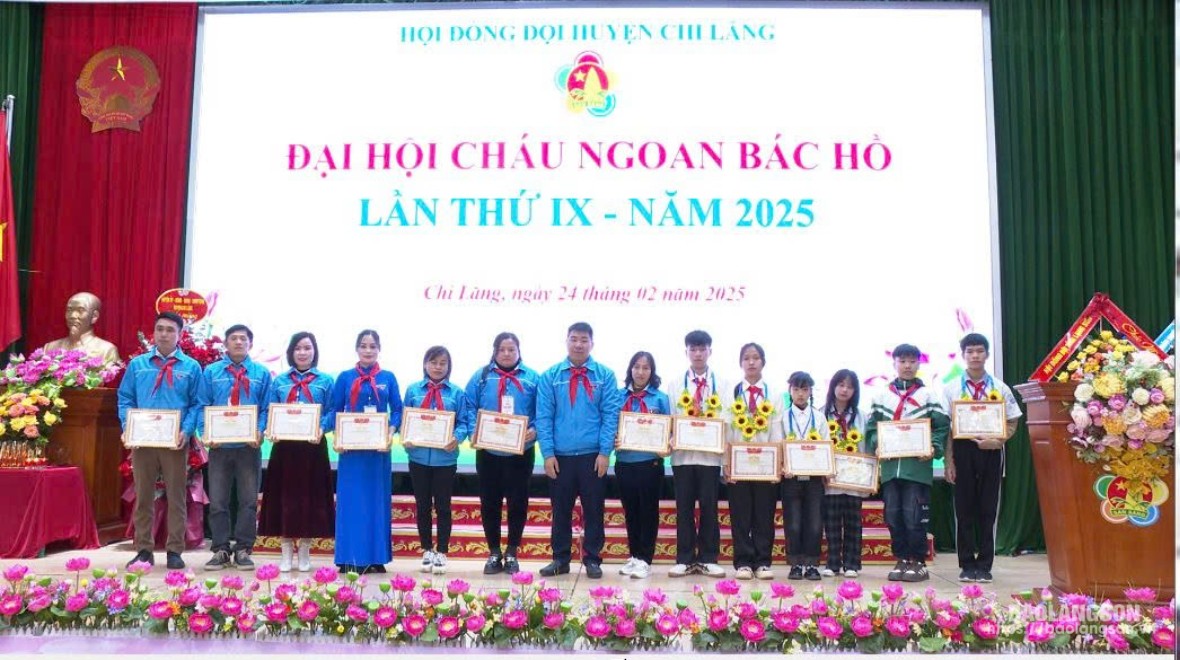 Khen thưởng những cá nhân có thành tích xuất sắc trong công tác đội và phong trào thiếu nhi giai đoạn 2020-2025