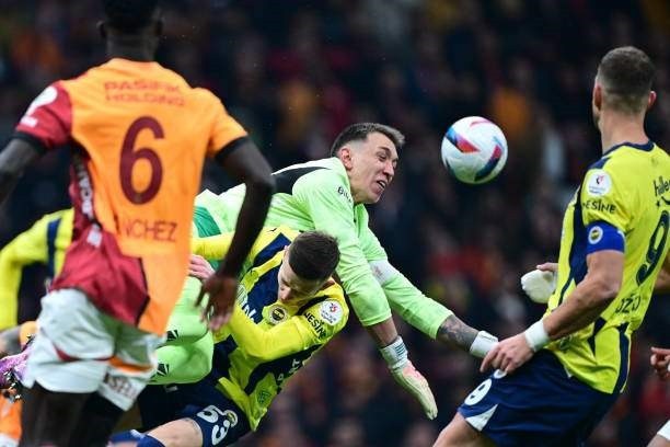  Fenerbahce bị từ chối bàn thắng vì thủ môn Muslera bị phạm lỗi. Ảnh: Getty