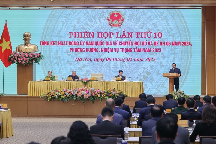 Thủ tướng Phạm Minh Chính chủ trì phiên họp tổng kết hoạt động của Ủy ban và Đề án 06 năm 2024, phương hướng, nhiệm vụ trọng tâm năm 2025. (Ảnh: VGP)