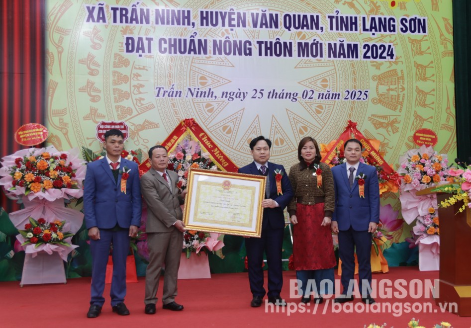 Lãnh đạo Sở Nông nghiệp và Phát triển nông thôn trao bằng công nhận xã đạt chuẩn NTM cho đại diện xã Trấn Ninh