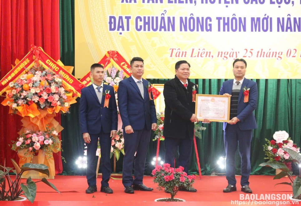 Lãnh đạo Sở Nông nghiệp và Phát triển nông thôn trao bằng khen của Chủ tịch UBND tỉnh cho đại diện xã Tân Liên