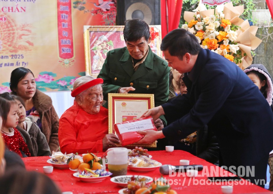 Đồng chí Phó Chủ tịch HĐND tỉnh tặng quà, chúc thọ cụ Lý Thị Chắn, khu Đại Nam, thị trấn Thất Khê