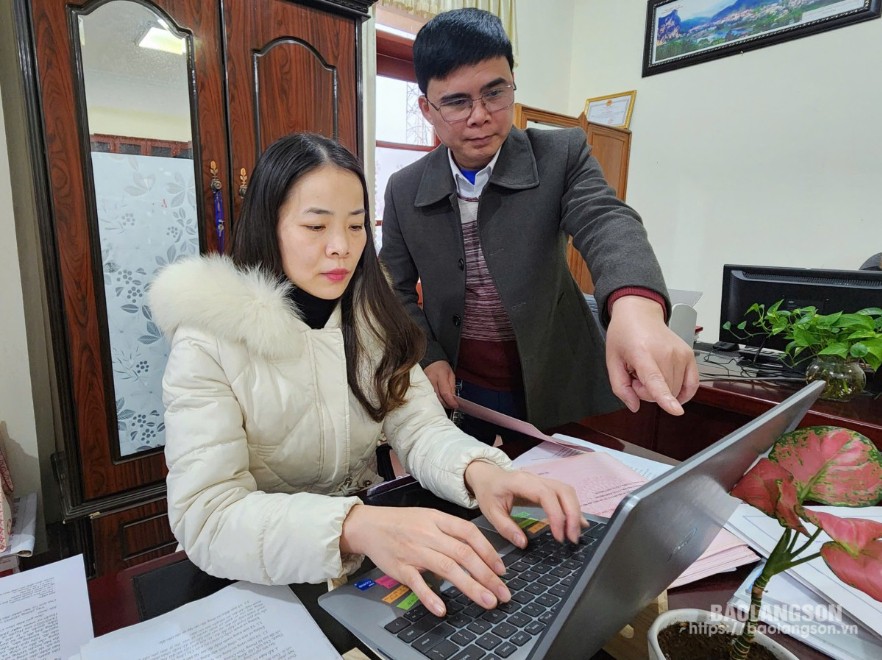 Lãnh đạo Phòng Tài nguyên và Môi trường hướng dẫn cán bộ chuyên môn giải quyết hồ sơ cấp GCNQSDĐ cho người dân