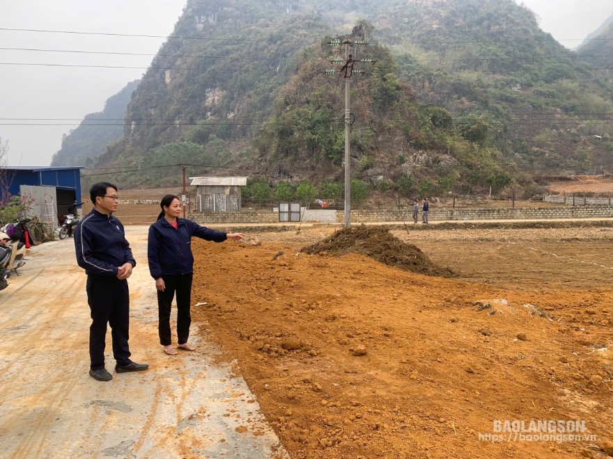 Bà Vi Thị Trường bên diện tích đất của gia đình hiến làm sân vận động