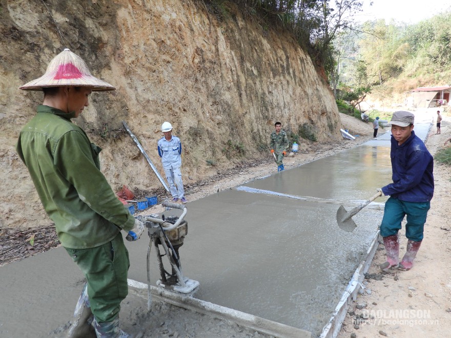 Cứng hóa đường giao thông nông thôn tại xã Hoa Thám, huyện Bình Gia