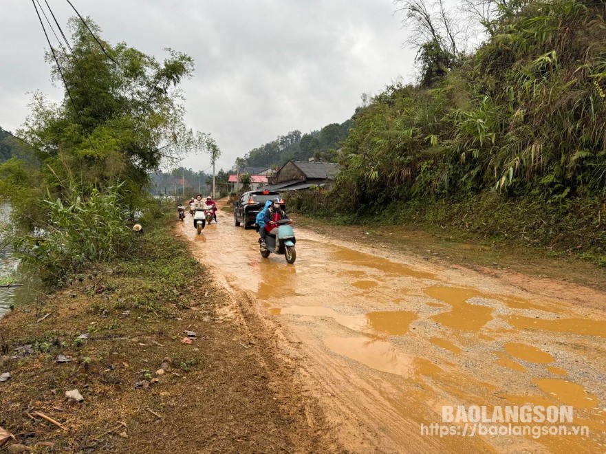 Người dân, học sinh di chuyển khó khăn trên đoạn đường thuộc tuyến ĐT 235C khi trời mưa