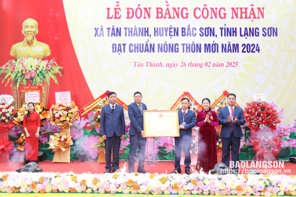 Thừa ủy quyền của Chủ tịch UBND tỉnh, lãnh đạo Sở Nông nghiệp và Phát triển nông thôn trao bằng công nhận cho đại diện xã Tân Thành