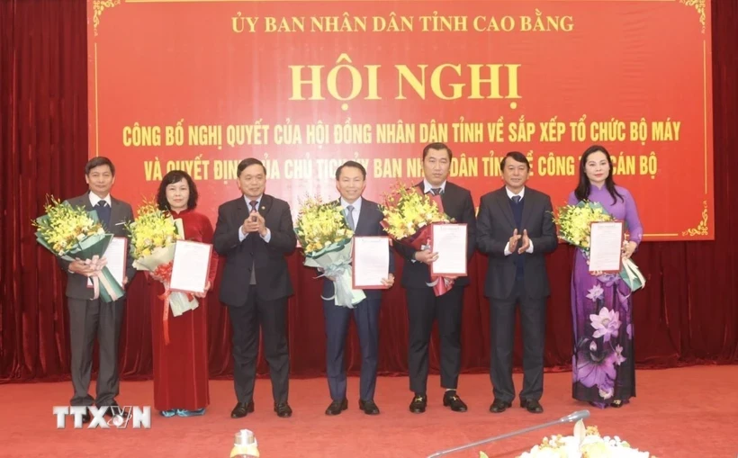 Lãnh đạo tỉnh Cao Bằng trao quyết định cho Giám đốc các sở, ngành mới thành lập. (Ảnh: Chu Hiệu/TTXVN)