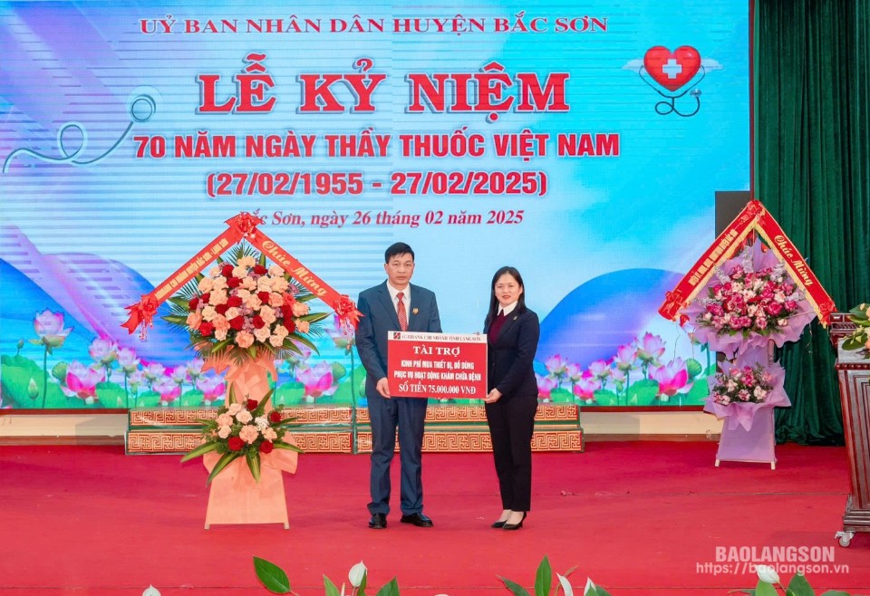 Đại diện Agribank Lạng Sơn trao biểu trưng tài trợ cho đại diện Trung tâm Y tế huyện Bắc Sơn 