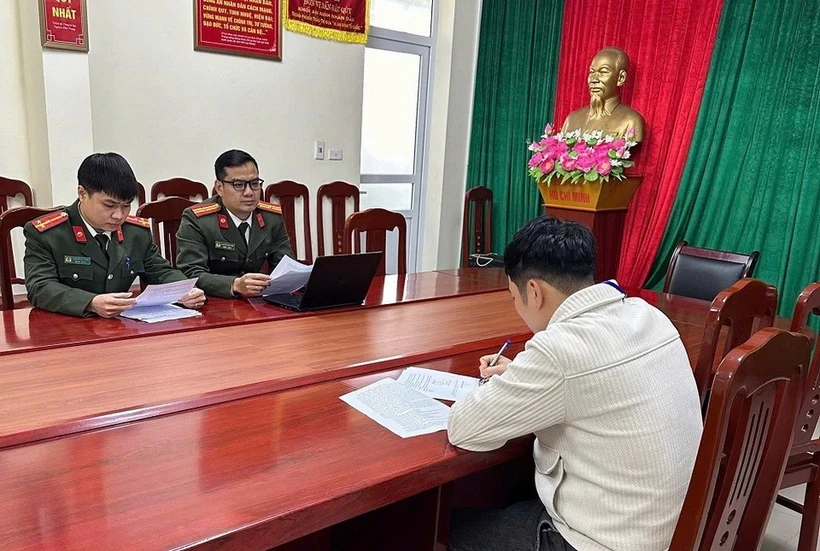 Cơ quan Công an làm việc với anh Đ.Q.D, trú tại Thanh Liêm, Hà Nam. (Nguồn: Công an tỉnh Hà Nam)