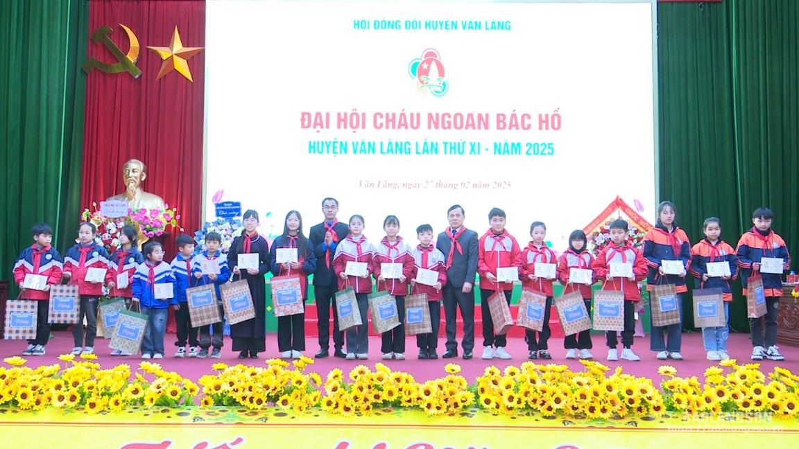 Trao chứng nhận Cháu ngoan Bác Hồ cho đội viên có thành tích cao trong học tập và công tác đội giai đoạn 2020 – 2025