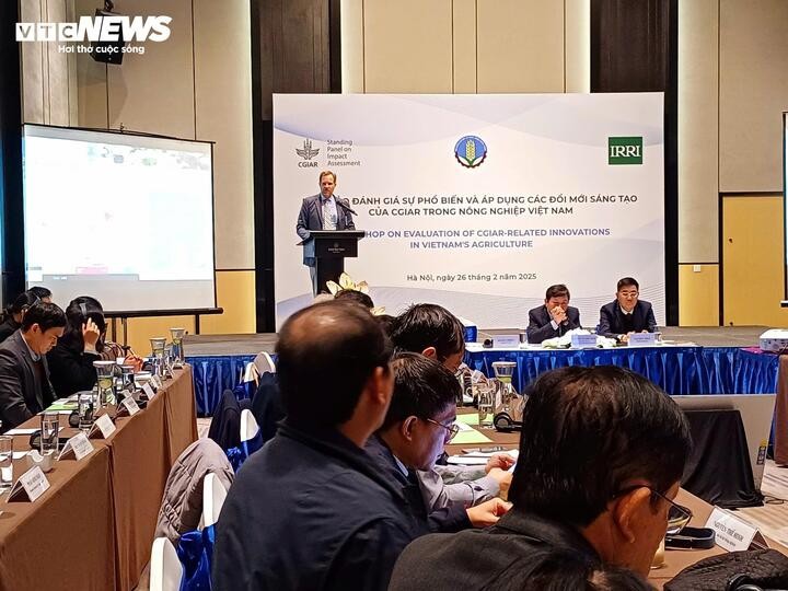 GS. Travis Lybbert, Chủ tịch Ban Thường trực Đánh giá Tác động CGIAR (SPIA), phát biểu tại hội thảo. (Ảnh: Lệ Thu) 