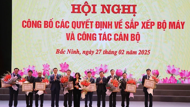 Thường trực Tỉnh ủy Bắc Ninh trao Bằng Khen, tặng hoa tri ân các cá nhân nghỉ hưu trước tuổi, tiên phong, gương mẫu trong thực hiện sắp xếp tổ chức bộ máy.