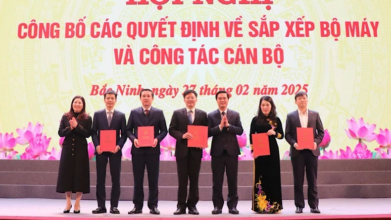 Trao Quyết định thành lập Sở Khoa học và Công nghệ và bổ nhiệm lãnh đạo sở.