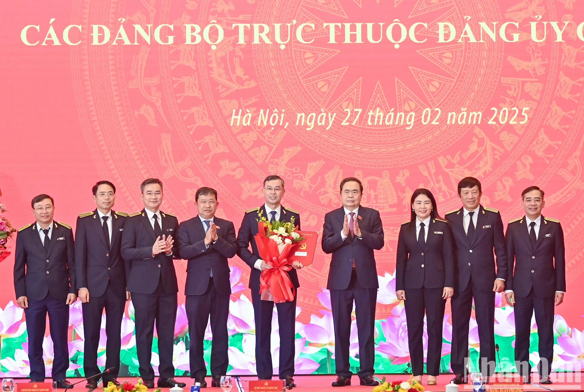 Bí thư Đảng ủy Quốc hội, Chủ tịch Quốc hội Trần Thanh Mẫn trao quyết định cho Đảng bộ Kiểm toán Nhà nước.