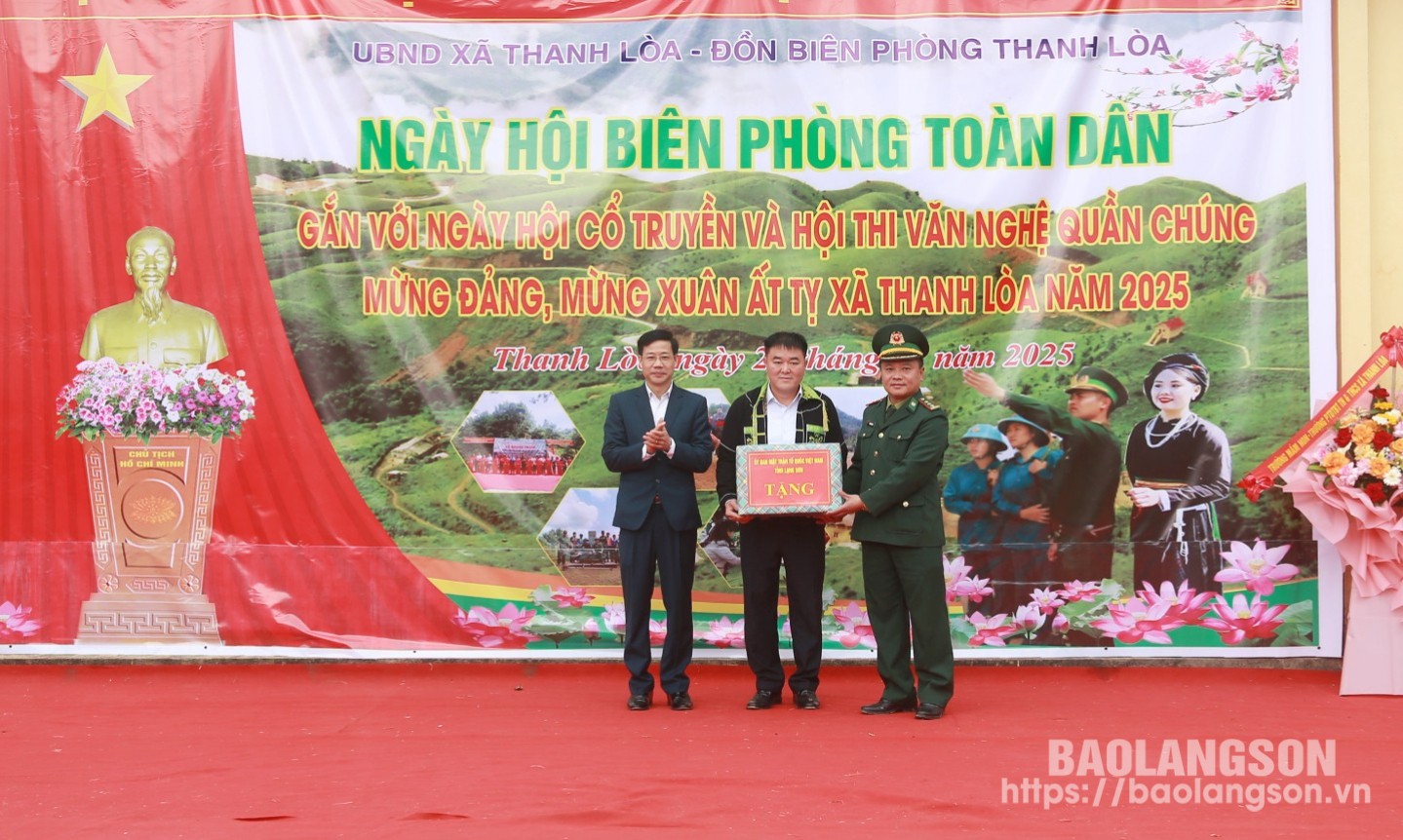 Lãnh đạo Ủy ban MTTQ tỉnh tặng quà xã Thanh Lòa và Đồn Biên phòng Thanh Lòa