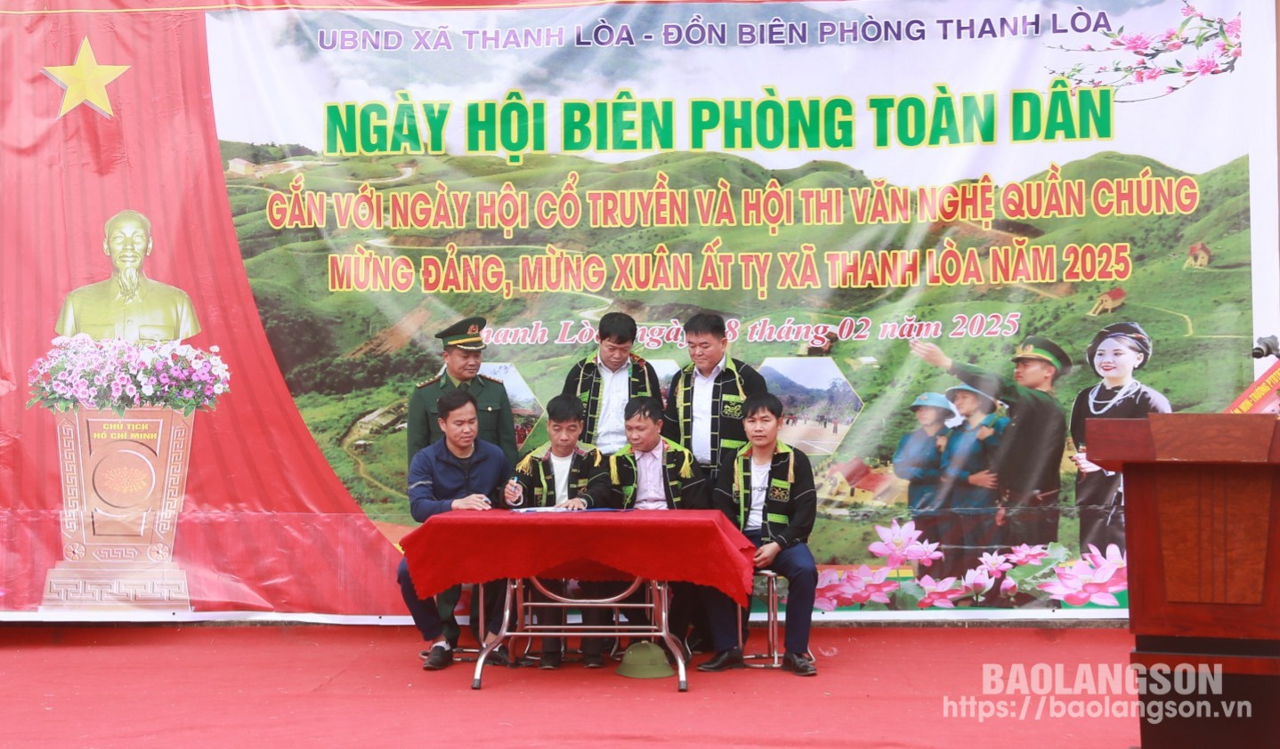 Đại diện các thôn của xã Thanh Lòa ký kết thực hiện phong trào Toàn dân tham gia bảo vệ chủ quyền lãnh thổ, an ninh biên giới quốc gia năm 2025