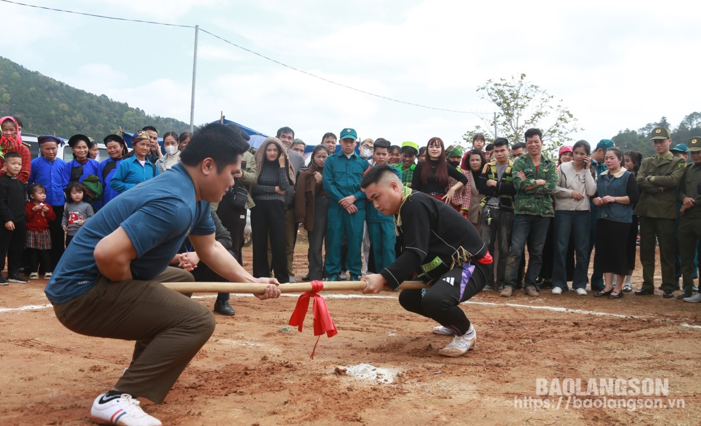 Người dân thi đẩy gậy tại ngày hội