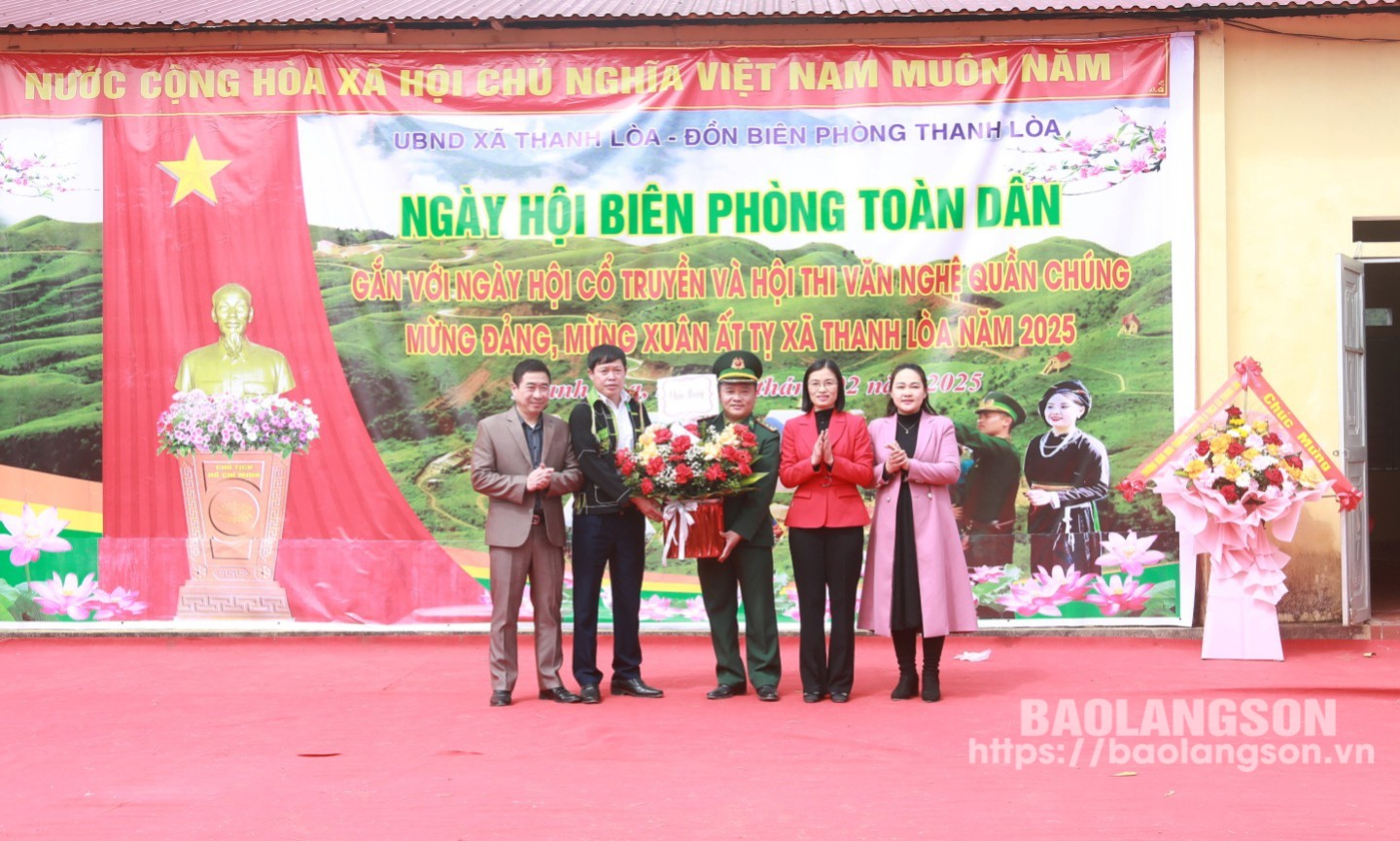 Đại diện phường Hoàng Văn Thụ, thành phố Lạng Sơn tặng quà xã và Đồn Biên phòng Thanh Lòa