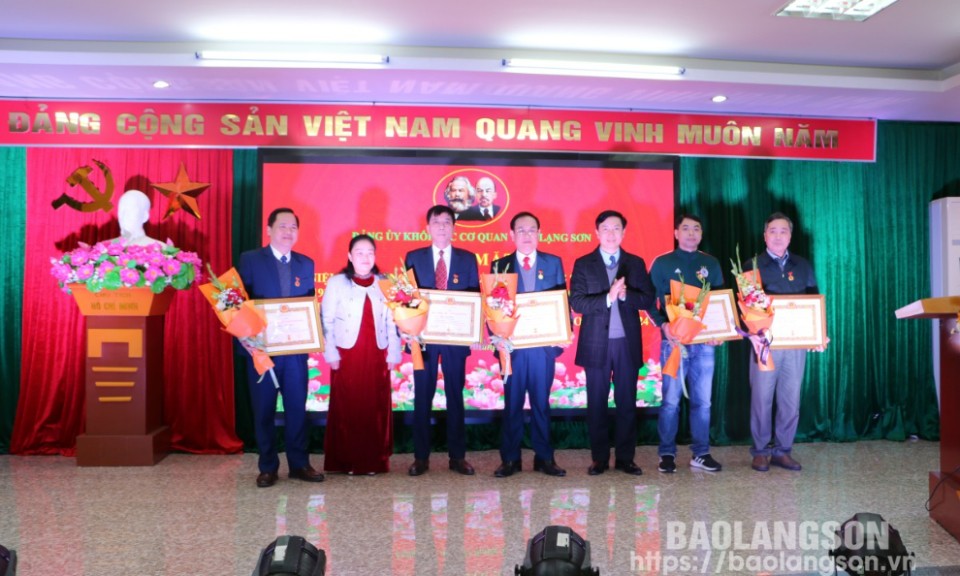 Gặp mặt kỷ niệm 95 năm Ngày thành lập Đảng Cộng sản Việt Nam và trao tặng Huy hiệu Đảng đợt 3/2