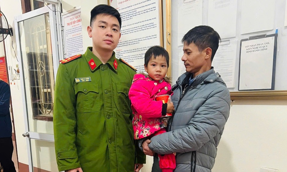 Công an phường Vĩnh Trại, thành phố Lạng Sơn nhanh chóng tìm được gia đình bé gái đi lạc