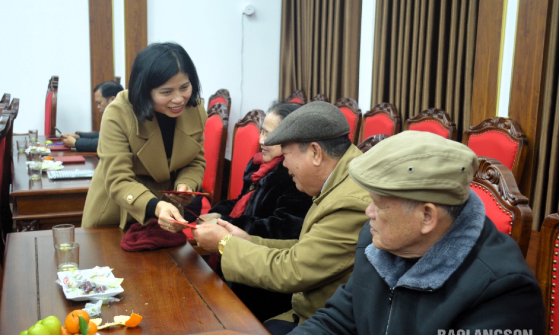 đồng đền, bộ phận thường trực các di tích tuyên truyền nếp sống văn minh trong lễ hội Xuân Ất Tỵ năm 2025