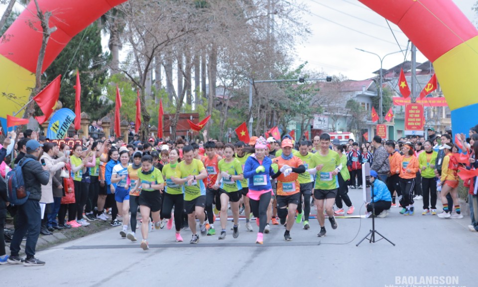 Trên 1.200 vận động viên dự giải chạy bán marathon Xuân Tràng Định 2025