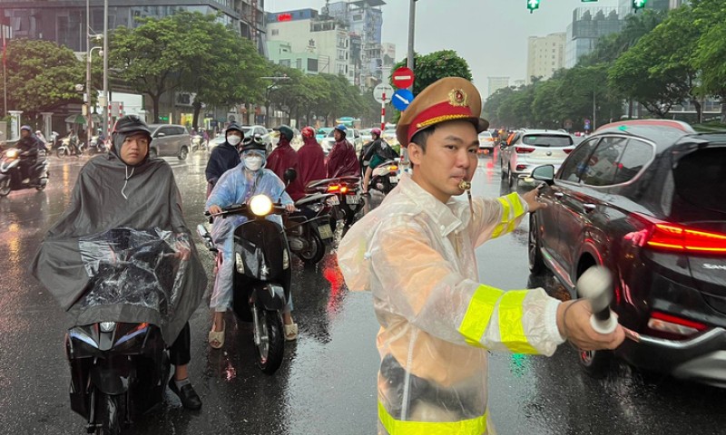 CSGT Hà Nội: Thông tin 'dừng xe mặc áo mưa bị phạt 14 triệu' là thiếu chính xác