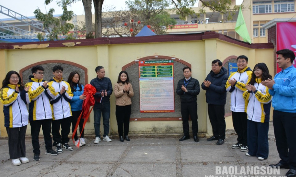 649 biển tuyên truyền an toàn giao thông tại các cổng trường học, nhà văn hóa thôn, bản trên địa bàn tỉnh