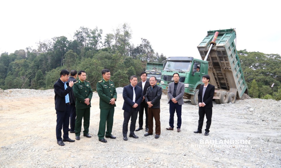 Lãnh đạo UBND tỉnh kiểm tra tình hình thực hiện dự án mở rộng đường vận chuyển hàng hóa chuyên dụng tại