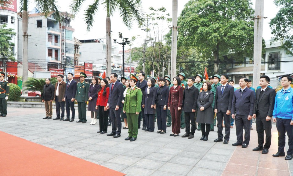 Đoàn đại biểu thành phố Lạng Sơn dâng hương trước lễ giao nhận quân năm 2025