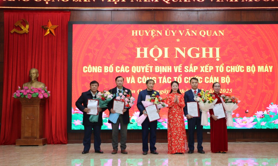 Văn Quan: Công bố các quyết định về sắp xếp tổ chức bộ máy và công tác tổ chức cán bộ   