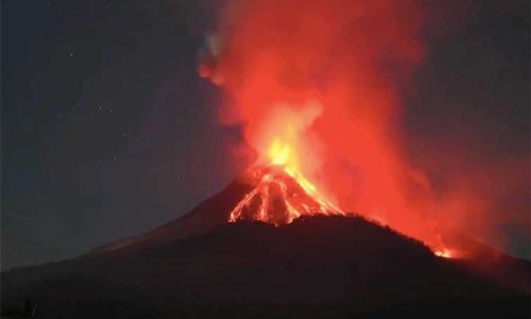 Indonesia raises volcano alert to highest level