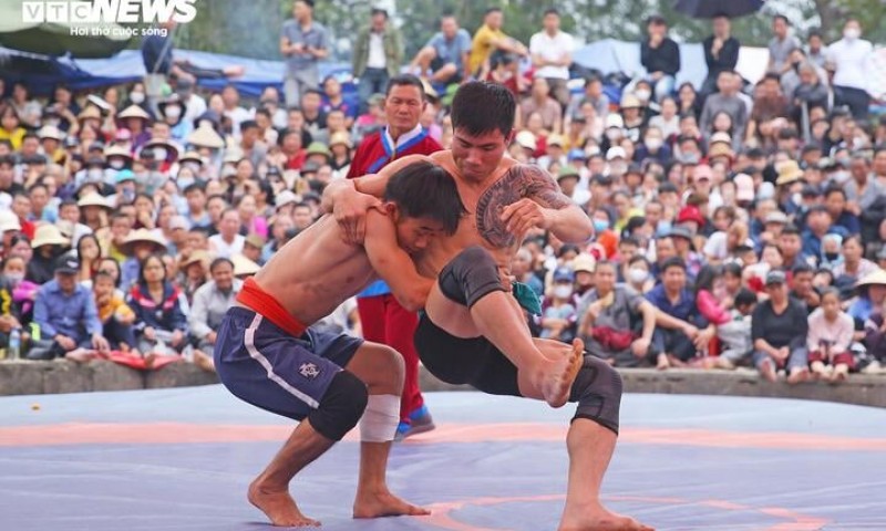 Về hội làng hạ cao thủ MMA, đô vật cầm xô, bao tải hứng 'mưa' tiền