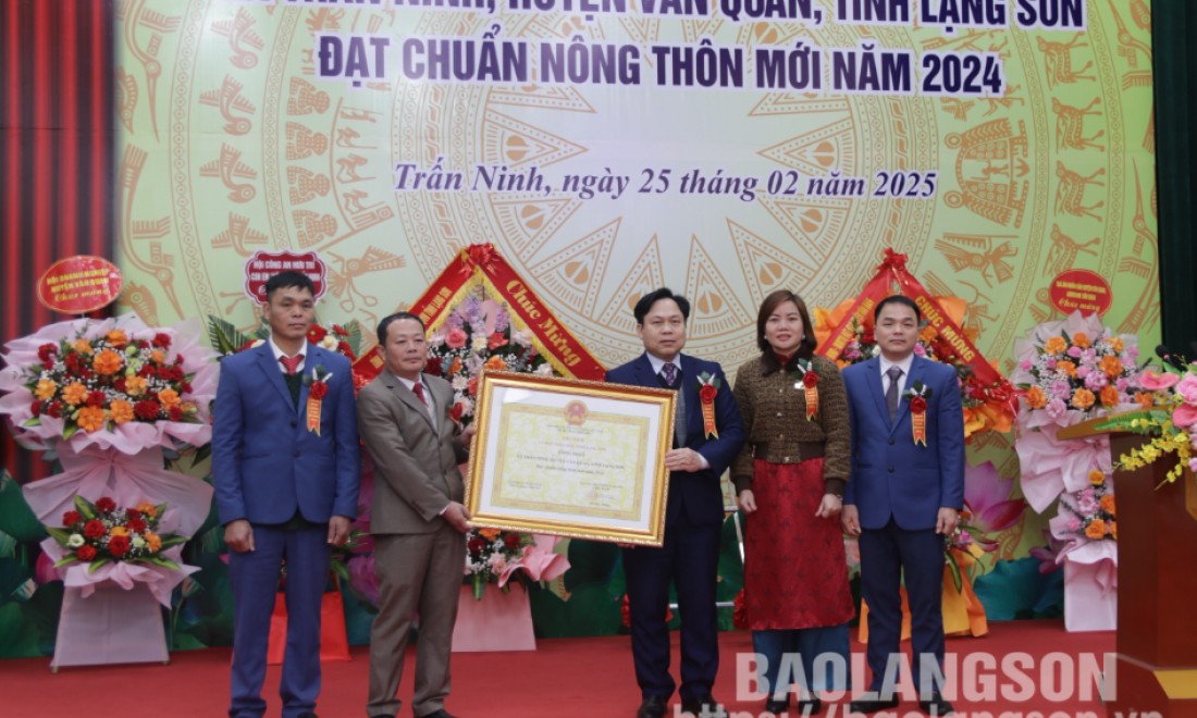 Xã Trấn Ninh, huyện Văn Quan đón bằng công nhận đạt chuẩn nông thôn mới