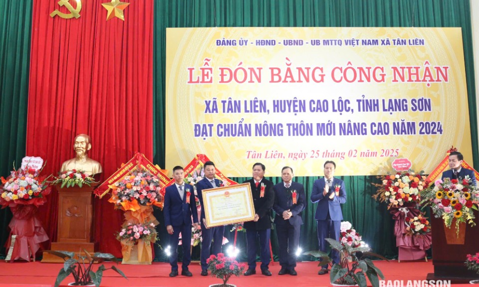 Xã Tân Liên đón bằng công nhận đạt chuẩn nông thôn mới nâng cao