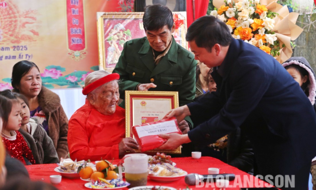 Lãnh đạo HĐND tỉnh thăm, chúc thọ người cao tuổi tròn 100 tuổi tại huyện Tràng Định và thành phố Lạng