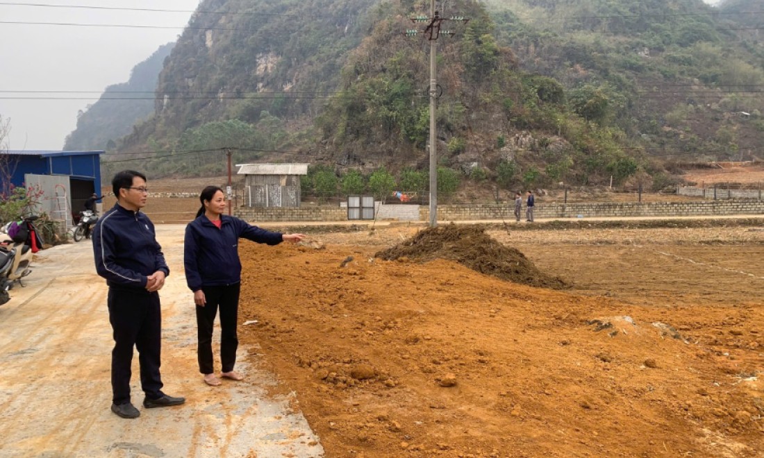 Người nông dân không tiếc “tấc vàng”