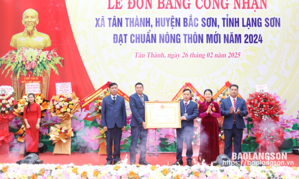 Xã Tân Thành, huyện Bắc Sơn đón bằng công nhận đạt chuẩn nông thôn mới