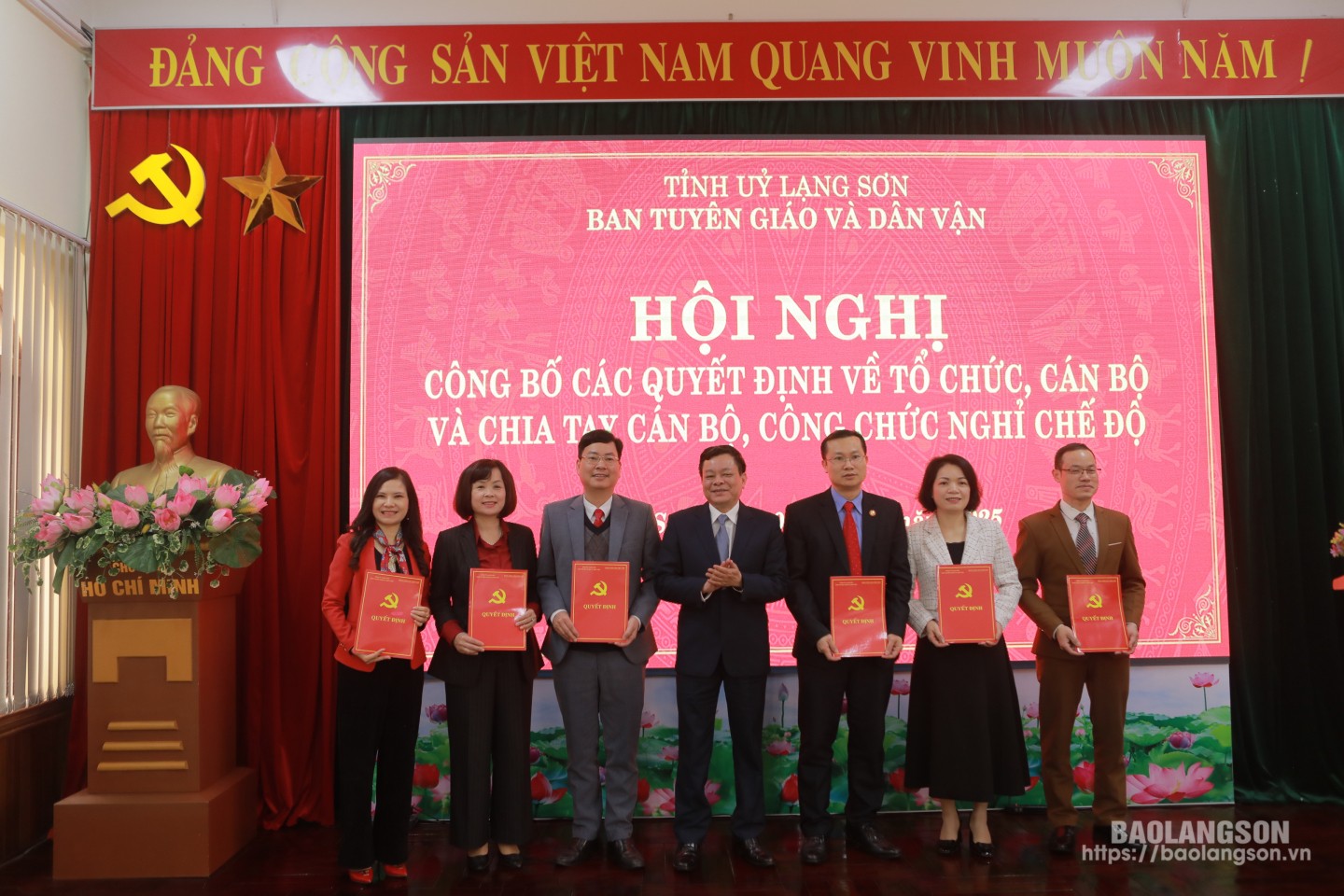 Lãnh đạo Ban Tuyên giáo và Dân vận Tỉnh uỷ trao quyết định bổ nhiệm cho các trưởng phòng chuyên môn