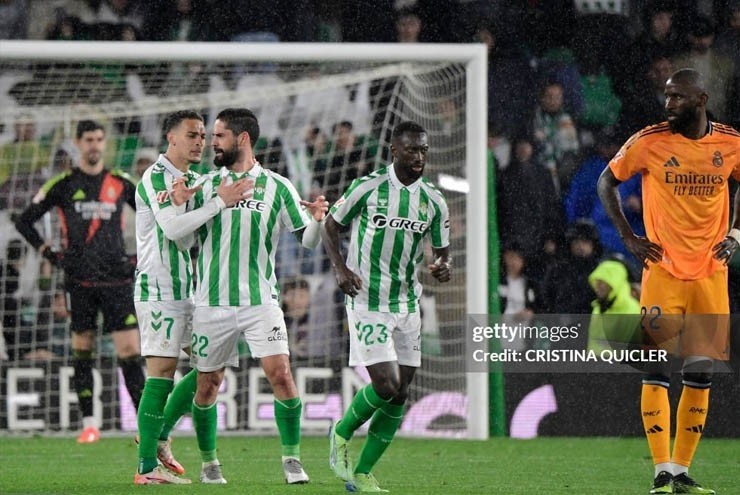 Tin thể thao (2-3): Các cầu thủ Real Betis ăn mừng sau khi giành chiến thắng trước Real Madrid. Ảnh: Getty