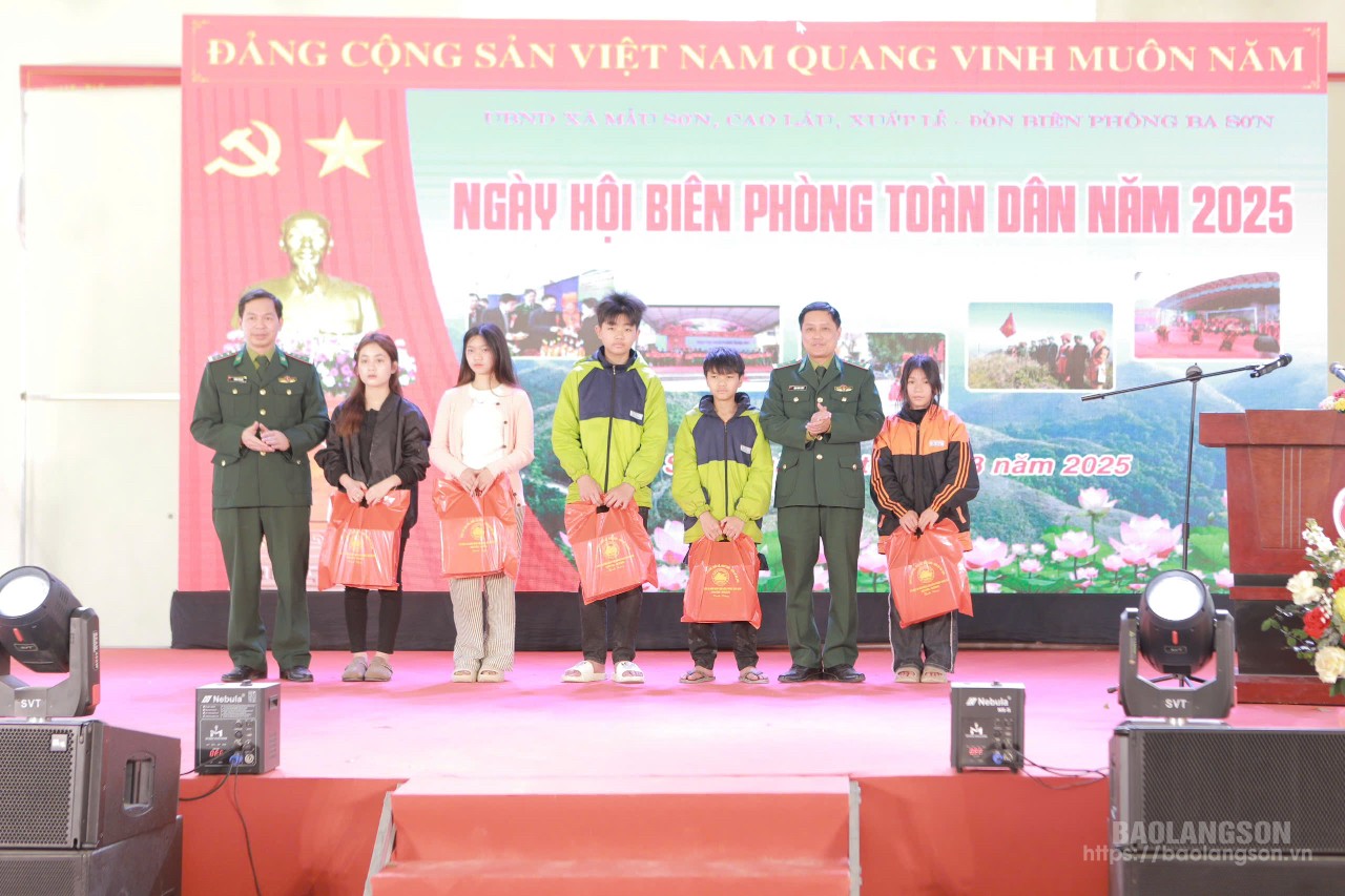 Lãnh đạo Đồn Biên phòng Ba Sơn tặng quà học sinh thuộc chương trình Nâng bước em tới trường, con nuôi Đồn Biên phòng