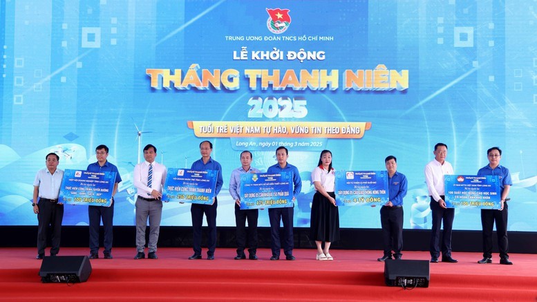 Các doanh nghiệp hỗ trợ nguồn lực để thực hiện các công trình, phần việc thanh niên, góp phần xây dựng nông thôn mới và xóa nhà tạm, dột nát - Ảnh: VGP/Đức Tuân