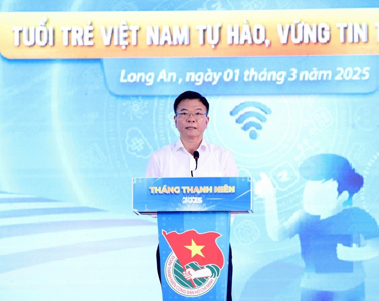 Phó Thủ tướng Lê Thành Long đề nghị các cấp ủy Đảng, chính quyền địa phương tiếp tục quan tâm hơn nữa, lắng nghe tiếng nói của thanh niên; từ đó có những cơ chế, chính sách cụ thể để hỗ trợ thanh niên - Ảnh: VGP/Đức Tuân