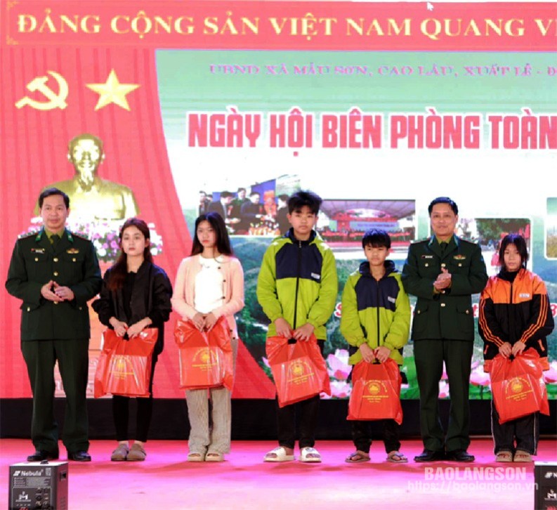 Lãnh đạo Đồn Biên phòng Ba Sơn tặng quà cho học sinh thuộc chương trình nâng bước em tới trường, con nuôi đồn biên phòng tại ngày hội biên phòng toàn dân năm 2025