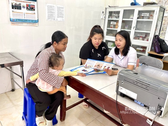 Cán bộ y tế xã Đào Viên, huyện Tràng Định tư vấn về CSSK cho bà mẹ - trẻ em trên địa bàn