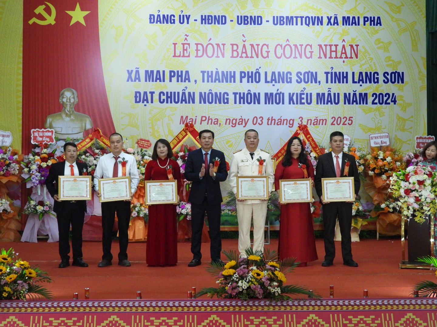 Lãnh đạo UBND thành phố tặng giấy khen cho các tập thể, cá nhân tiêu biểu trong xây dựng nông thôn mới